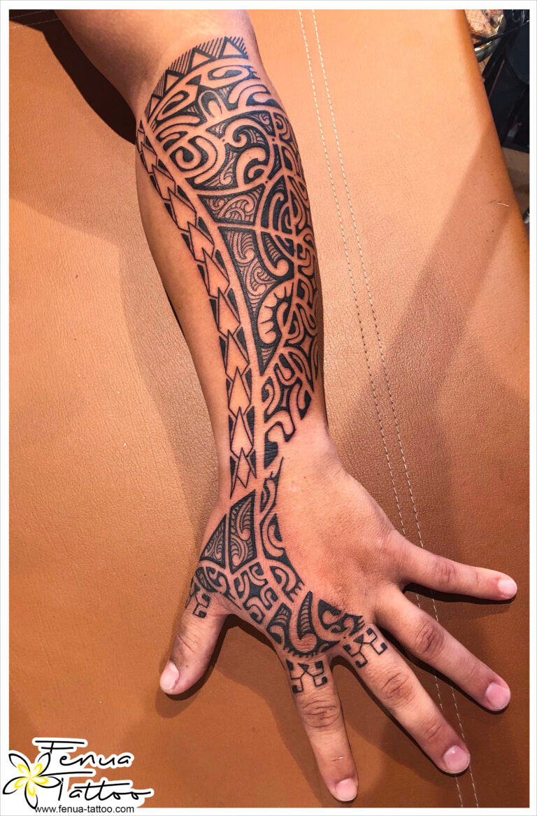 tatouage polynesien avant bras main 768x1166