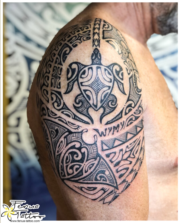 tatouage polynesien bras epaule avec lettrage tortue et raie manta 768x950