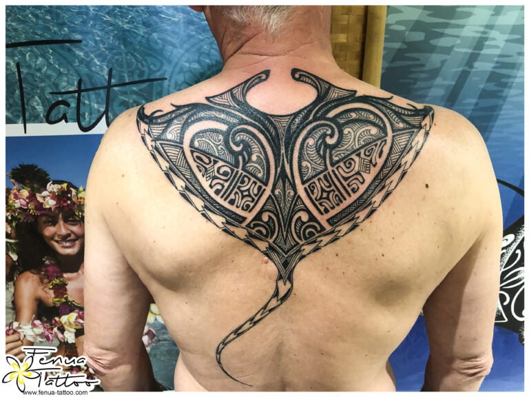 tatouage polynesien raie manta dans le dos 768x576