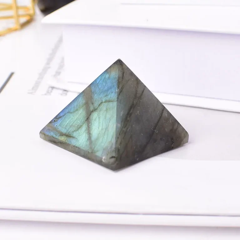 Pyramide labradorite 768x768